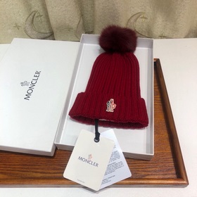 MONCLER Шерстяная шапка с утепленным капюшоном и меховым помпоном