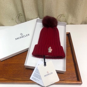 MONCLER Шерстяная шапка с утепленным капюшоном и меховым помпоном