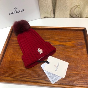 MONCLER Шерстяная шапка с утепленным капюшоном и меховым помпоном