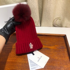 MONCLER Шерстяная шапка с утепленным капюшоном и меховым помпоном
