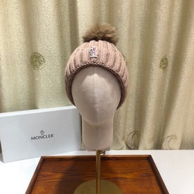 MONCLER Шерстяная шапка с утепленным капюшоном и меховым помпоном