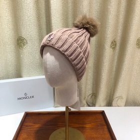 MONCLER Шерстяная шапка с утепленным капюшоном и меховым помпоном