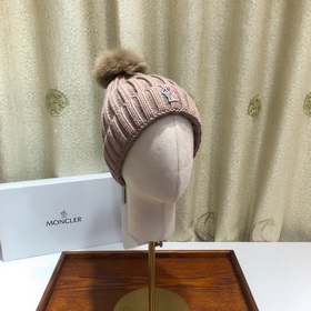 MONCLER Шерстяная шапка с утепленным капюшоном и меховым помпоном