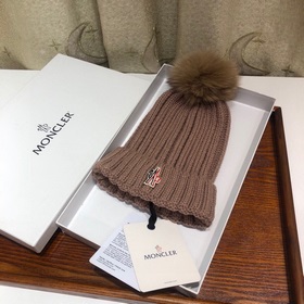 MONCLER Шерстяная шапка с утепленным капюшоном и меховым помпоном
