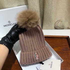 MONCLER Шерстяная шапка с утепленным капюшоном и меховым помпоном