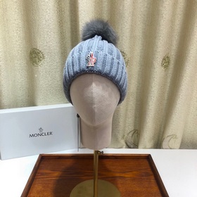 MONCLER Шерстяная шапка с утепленным капюшоном и меховым помпоном