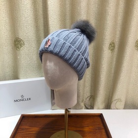 MONCLER Шерстяная шапка с утепленным капюшоном и меховым помпоном