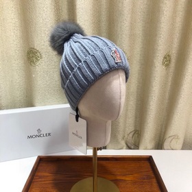 MONCLER Шерстяная шапка с утепленным капюшоном и меховым помпоном