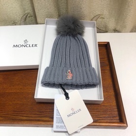 MONCLER Шерстяная шапка с утепленным капюшоном и меховым помпоном