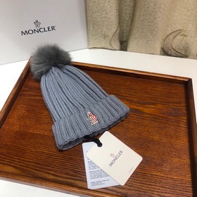 MONCLER Шерстяная шапка с утепленным капюшоном и меховым помпоном
