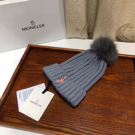 MONCLER Шерстяная шапка с утепленным капюшоном и меховым помпоном