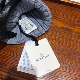 MONCLER Шерстяная шапка с утепленным капюшоном и меховым помпоном
