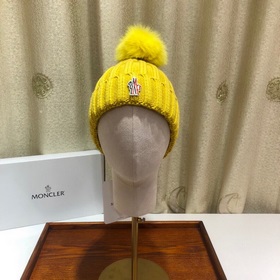 MONCLER Шерстяная шапка с утепленным капюшоном и меховым помпоном