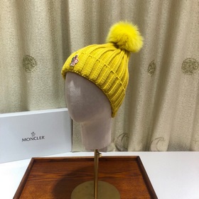 MONCLER Шерстяная шапка с утепленным капюшоном и меховым помпоном