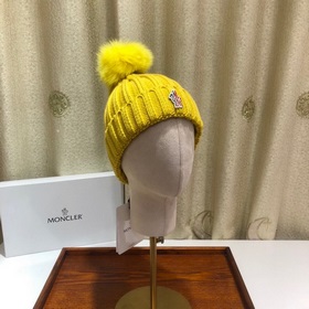 MONCLER Шерстяная шапка с утепленным капюшоном и меховым помпоном
