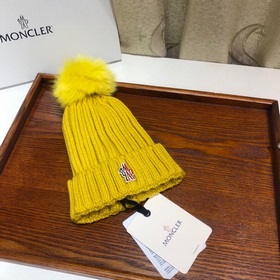 MONCLER Шерстяная шапка с утепленным капюшоном и меховым помпоном