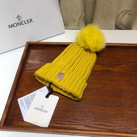 MONCLER Шерстяная шапка с утепленным капюшоном и меховым помпоном