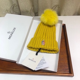 MONCLER Шерстяная шапка с утепленным капюшоном и меховым помпоном