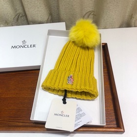 MONCLER Шерстяная шапка с утепленным капюшоном и меховым помпоном