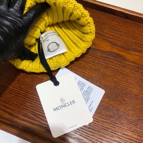 MONCLER Шерстяная шапка с утепленным капюшоном и меховым помпоном