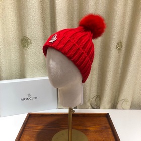 MONCLER Шерстяная шапка с утепленным капюшоном и меховым помпоном