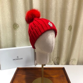 MONCLER Шерстяная шапка с утепленным капюшоном и меховым помпоном