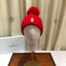 MONCLER Шерстяная шапка с утепленным капюшоном и меховым помпоном