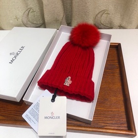 MONCLER Шерстяная шапка с утепленным капюшоном и меховым помпоном