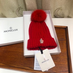 MONCLER Шерстяная шапка с утепленным капюшоном и меховым помпоном