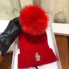 MONCLER Шерстяная шапка с утепленным капюшоном и меховым помпоном