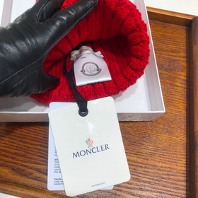 MONCLER Шерстяная шапка с утепленным капюшоном и меховым помпоном