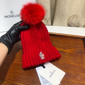 MONCLER Шерстяная шапка с утепленным капюшоном и меховым помпоном