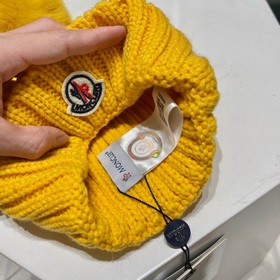 MONCLER вязаная шапка из шерсти, высокая версия с меховым помпоно
