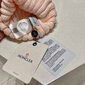 MONCLER вязаная шапка из шерсти, высокая версия с меховым помпоно