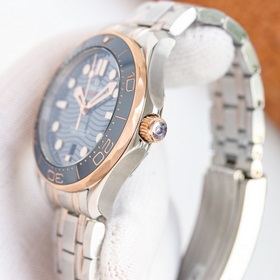 GR Omega Seamaster оснащен механизмом 8800 с двойным T-образным б