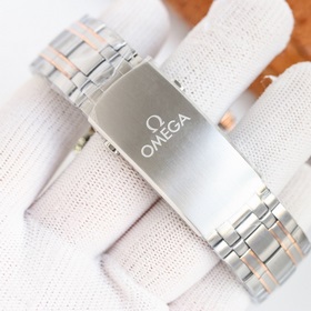 GR Omega Seamaster оснащен механизмом 8800 с двойным T-образным б