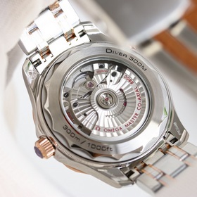GR Omega Seamaster оснащен механизмом 8800 с двойным T-образным б