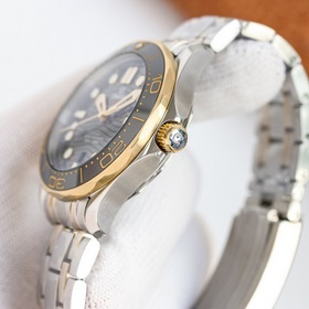 GR Omega Seamaster оснащен механизмом 8800 с двойным T-образным б