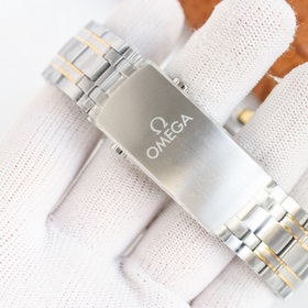 GR Omega Seamaster оснащен механизмом 8800 с двойным T-образным б