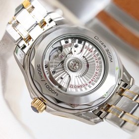 GR Omega Seamaster оснащен механизмом 8800 с двойным T-образным б