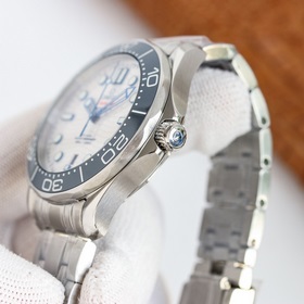 GR Omega Seamaster оснащен механизмом 8800 с двойным T-образным б