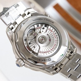 GR Omega Seamaster оснащен механизмом 8800 с двойным T-образным б