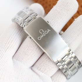 GR Omega Seamaster оснащен механизмом 8800 с двойным T-образным б