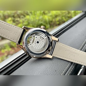OMEGA - высококачественные мужские часы. Элегантный и величествен