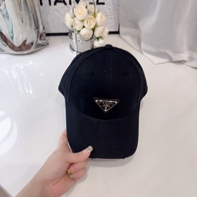 Новая модель бейсболки Prada из хлопка Отличная форма, идеально п