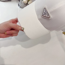 Новая модель бейсболки Prada из хлопка Отличная форма, идеально п
