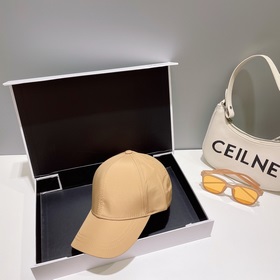 PRADA бейсболка с треугольным логотипом на боку. Классическая бей