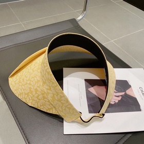 PRADA Пудра с открытой макушкой и складной козырькой