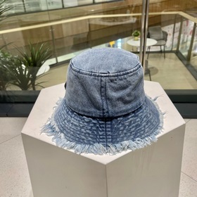 PRADA Ретро-кепка из джинсовой ткани с необработанными краями, же