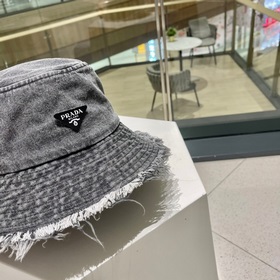 PRADA Ретро-кепка из джинсовой ткани с необработанными краями, же